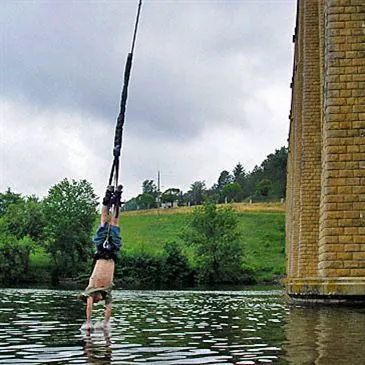 Saut à l'élastique au Viaduc de l’Isle Jourdain près de Poitiers Saut à l'élastique au Viaduc de l’Isle Jourdain près de Poitiers