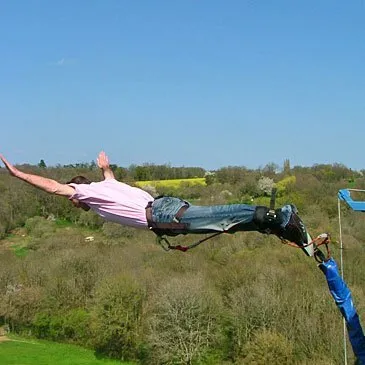 Saut à l'élastique proche Viaduc de Cluis Saut à l'élastique proche Viaduc de Cluis