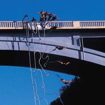 Saut à l'élastique au Pont de Ponsonnas près de Grenoble en région Rhône-Alpes Saut à l'élastique au Pont de Ponsonnas près de Grenoble en région Rhône-Alpes