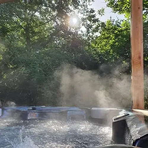 Nuit en Cabane Familiale avec Spa près de Limoges à Royères