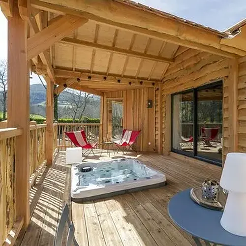Cabane sur Pilotis avec Spa et Sauna Privatif près d'Annonay à Satillieu