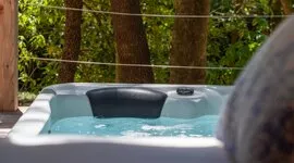 Cabane dans les Arbres avec Jacuzzi Cabane dans les Arbres avec Jacuzzi