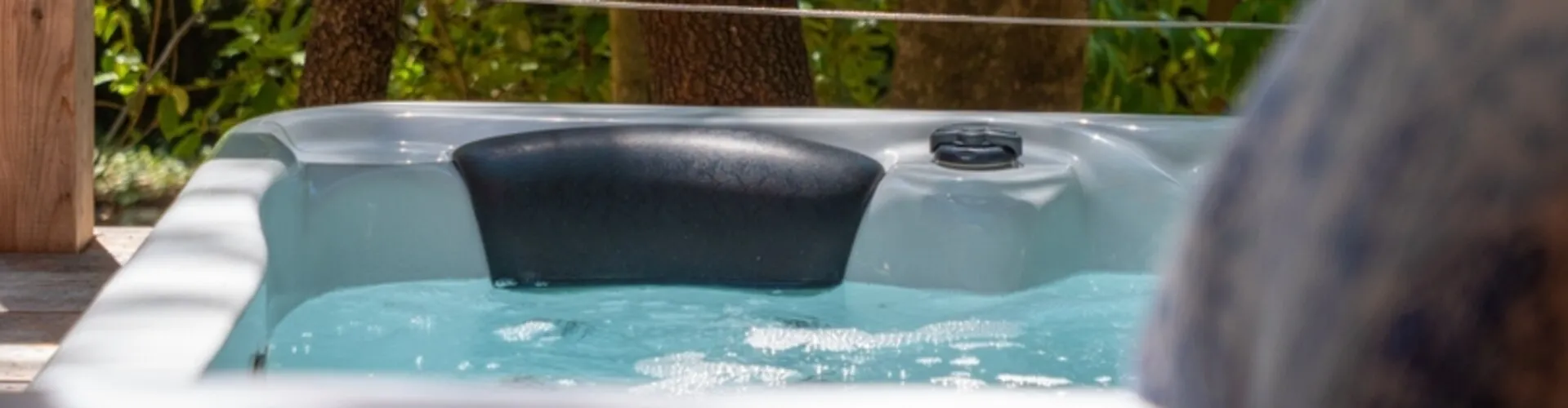 Cabane dans les arbres avec jacuzzi : offrez-vous luxe et romantisme